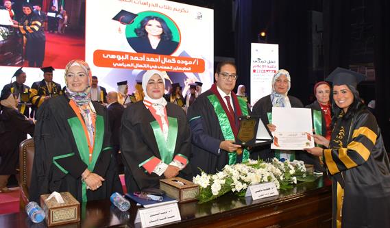 جامعة القاهرة تحتفل بتخرج دفعة 2024 بكلية الإعلام 