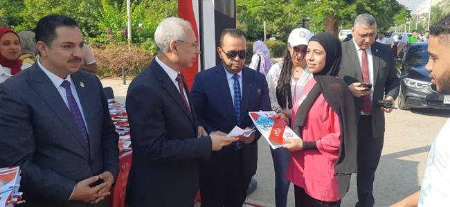 أول يوم دراسة.. رئيس جامعة المنيا يستقبل الطلاب بالهدايا 