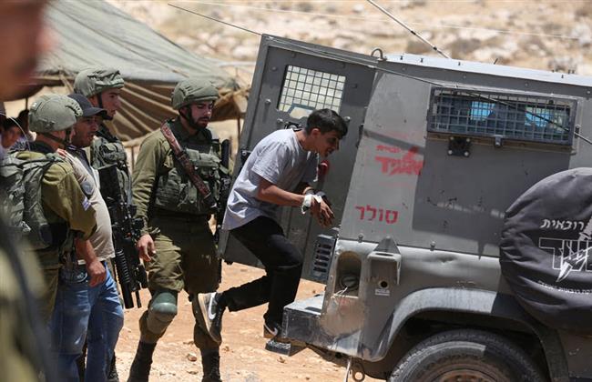 الاحتلال الإسرائيلي يعتقل 22 فلسطينيًا في أنحاء متفرقة بـ الضفة الغربية
