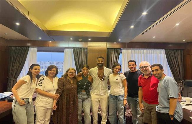 أسرة مسلسل 220 يوم تحتفل بتصوير المشاهد الأولى