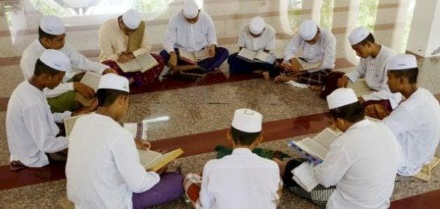 ما هي آداب الاستماع إلى القرآن الكريم؟