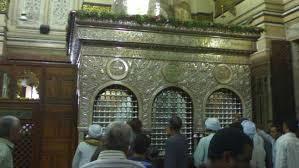 هل يجوز المسح على قبور الأنبياء والصالحين وتقبيلها؟