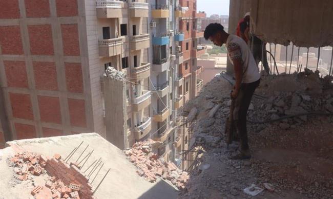 إزالة 4 أدوار مخالفة ببرج سكني من 17 طابقا بالإسكندرية