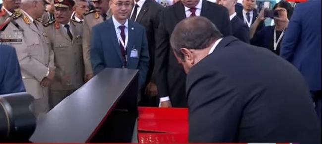السيسي يوقع فى سجل جناح دولة الصين بمعرض مصر للطيران والفضاء