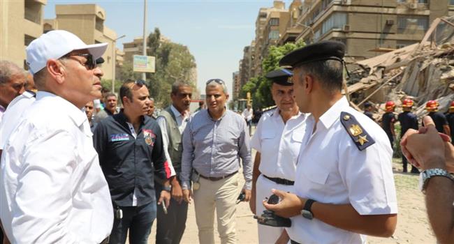خروج أول ناجية من تحت أنقاض عقار أرض الجولف المنهار