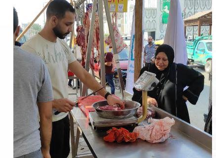  إقبال كبير من المواطنين على مبادرة "حياة كريمة" لتوفير اللحوم.. فيديو