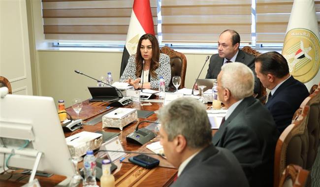 وزيرة التنمية المحلية تتابع مع المحافظين موقف عدد من المشروعات المتعثرة