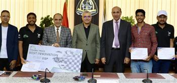 رئيس جامعة الزقازيق يكرم الفريق المشارك في مسابقة رالي السيارات الكهربائية مصر EVER 