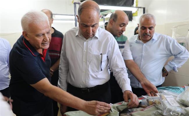 محافظ المنيا يتفقد مصنعا لتصدير الملابس الجاهزة بدير مواس