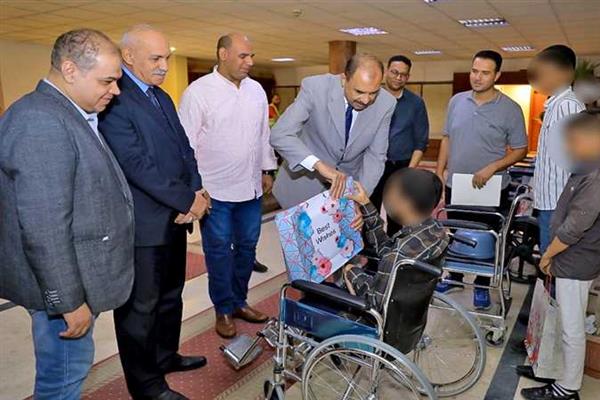 استجابة سريعة.. محافظ سوهاج يسلم 5 كراسي متحركة لأشخاص من ذوي الإعاقة