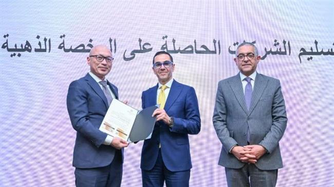 وزير الاستثمار يسلم 9 رخص ذهبية جديدة لعدد من المشروعات الاستثمارية الاستراتيجية