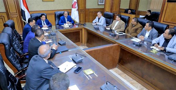 محافظ سوهاج يعقد اجتماعًا مع رؤساء الوحدات المحلية ومسئولي ملف التقنين