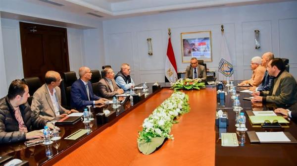محافظ جنوب سيناء يبحث مع رؤساء المدن استراتيجية التنمية المستدامة
