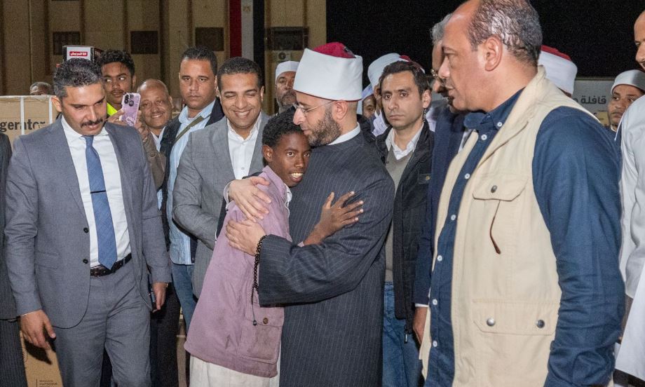 بالصور .. وزير الأوقاف يشهد جهود قافلة صندوق تحيا مصر في حلايب وشلاتين