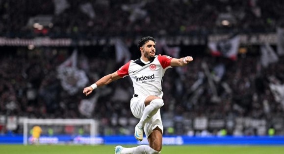 فرانكفورت ينتظر عرض مان سيتي بشأن عمر مرموش