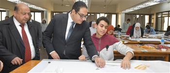   رئيس جامعة القاهرة يواصل جولاته الميدانية لتفقد سير الامتحانات بكليات الجامعة ومعاهدها