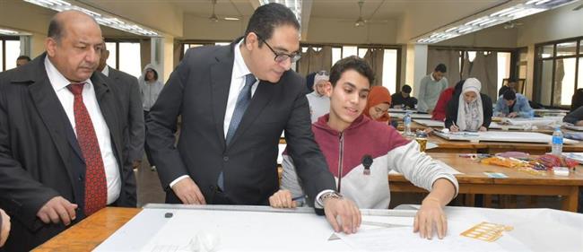 رئيس جامعة القاهرة يواصل جولاته الميدانية لتفقد سير الامتحانات بكليات الجامعة ومعاهدها