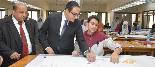 رئيس جامعة القاهرة يواصل جولاته الميدانية لتفقد سير الامتحانات بكليات الجامعة ومعاهدها