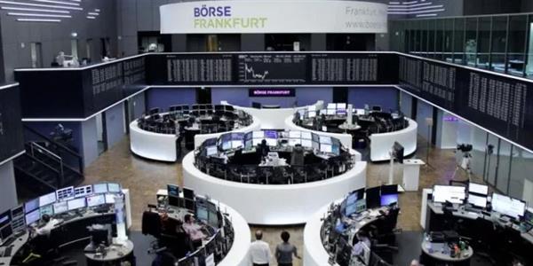 مؤشرات الأسهم الأوروبية تفتتح على انخفاض مع ترقب بيانات اقتصادية