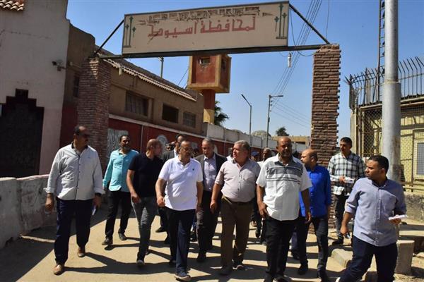 محافظ أسيوط يتفقد نادي العاملين بالإدارة المحلية لبحث سبل تطويره وتشكيل مجلس إدارة جديد