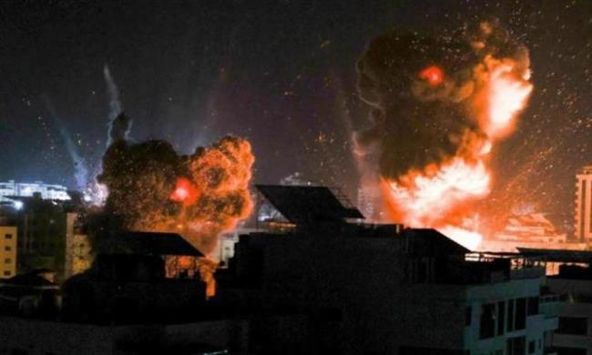 زوارق الاحتلال الحربية تقصف المناطق الغربية لدير البلح وسط قطاع غزة