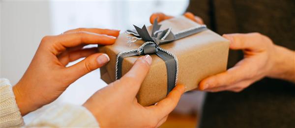 حكم رد الهدية دون سبب شرعي.. دار الإفتاء تجيب