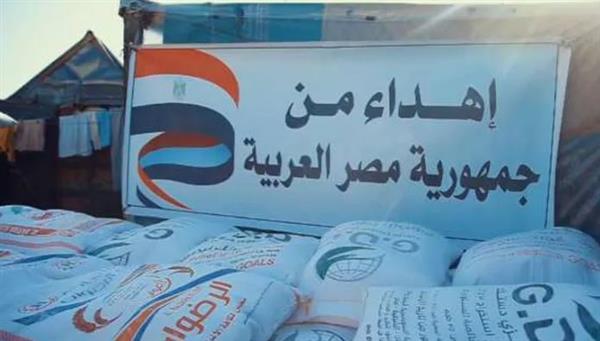 مصر تهدي نازحي غزة كميات من الدقيق.. والأهالي: شكرا للرئيس السيسي