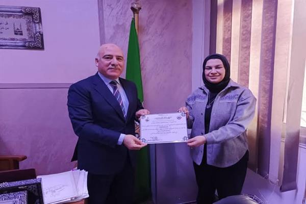 وكيل وزارة الصحة بالقليوبية يكرّم منسق "التشخيص عن بُعد" لأدائها المتميز