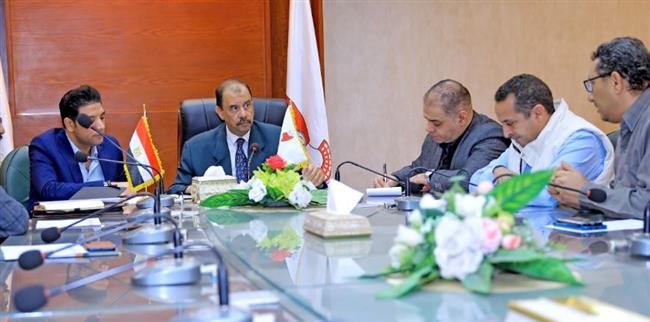 محافظ سوهاج يناقش الإجراءات التنفيذية لمبادرة إعادة تأهيل 16 ألف منزل بقرى "حياة كريمة" 