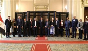  وزير الصحة يبحث مع وفد اتحاد الصناعات بولاية بافاريا الألمانية التوسع في ملف تدريب فرق التمريض