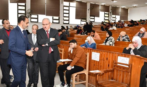 رئيس جامعة قناة السويس يتفقد لجان امتحانات كلية الزراعة في أسبوعها الثاني