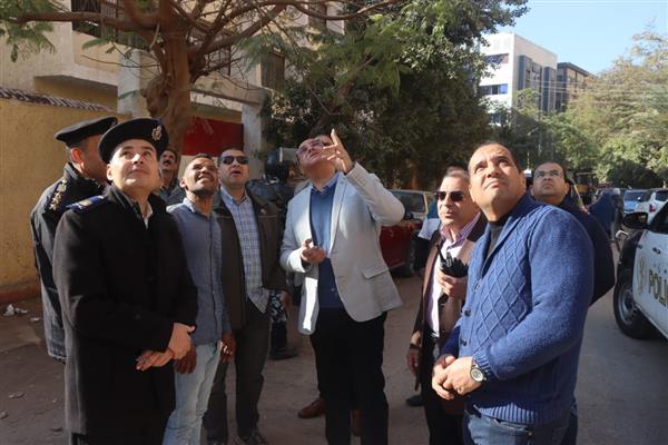 محافظ القليوبية يشهد إزالة ٣ أدوار مخالفة بعمارة سكنية بمدينة بنها