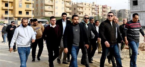 خلال جولته المفاجئة بمدينة 6 أكتوبر وزير الاسكان يوجه بسحب الأعمال من الشركات المتأخرة