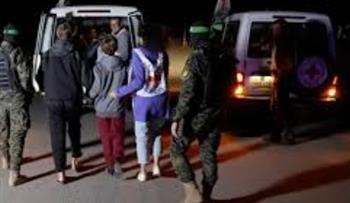 إعلام الاحتلال: حماس تقسم المحتجزين بـ غزة استعدادًا لإطلاق سراحهم