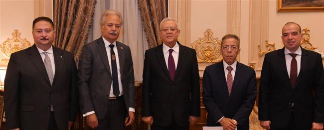 نقيب الأطباء يسلم رئيس مجلس النواب مطالب النقابة حول مشروع قانون المسؤولية الطبية