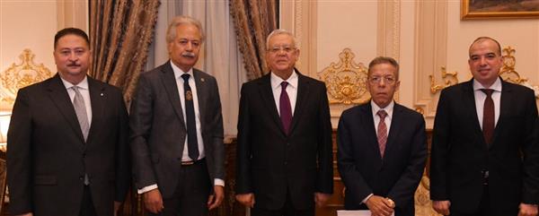 نقيب الأطباء يسلم رئيس مجلس النواب مطالب النقابة حول مشروع قانون المسؤولية الطبية