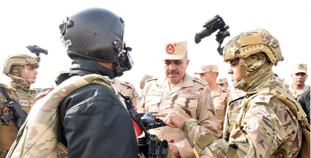 الفريق أحمد خليفة يتفقد عدداً من الأنشطة التدريبية لقوات المظلات