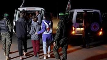 رويترز: حماس تفرج عن 33 إسرائيليًا بينهم نساء وأطفال 