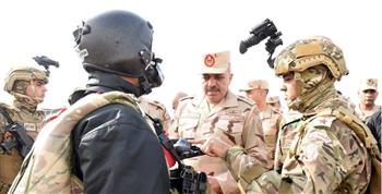   الفريق أحمد خليفة يتفقد عدداً من الأنشطة التدريبية لقوات المظلات