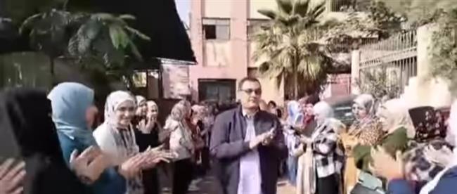 العاملون ينظمون ممرًا شرفيًا لمدير إدارة كفر شكر الصحية 