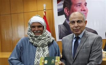   محافظ المنيا يسلم 150 عقدًا لتقنين أراضي أملاك الدولة