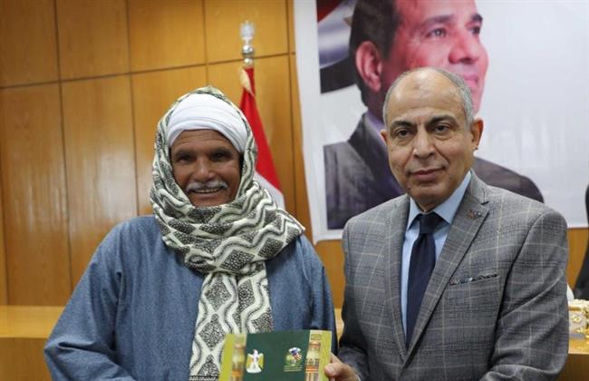 محافظ المنيا يسلم 150 عقدًا لتقنين أراضي أملاك الدولة