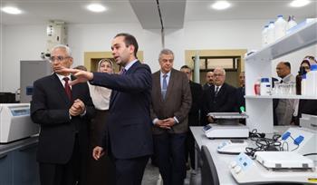   رئيس جامعة المنيا يتفقد بدء تشغيل أول مركز تميز بحثي بكلية الصيدلة