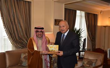  آل فهيد يسلم مجسم بطاقة فيزا السائح العربي  لأمين جامعة الدول العربية بالقاهرة