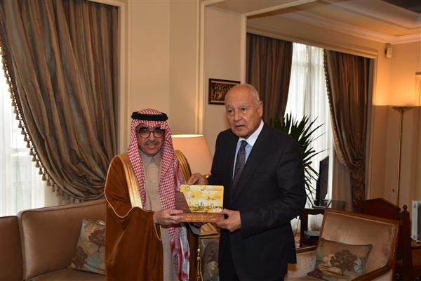 آل فهيد يسلم مجسم بطاقة فيزا السائح العربي  لأمين جامعة الدول العربية بالقاهرة