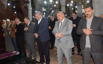   محافظ الغربية يؤدي صلاة الجمعة في مسجد السيد البدوي ويستمع لشكاوى المواطنين