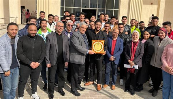 ​طلاب كلية تكنولوجيا الصناعة والطاقة يكرّمون رئيس جامعة برج العرب