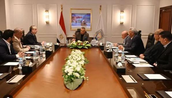 محافظ جنوب سيناء يبحث مع جمعية المستثمرين بشرم الشيخ مقترحات زيادة الجذب السياحي
