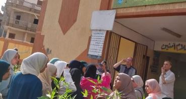 وكيل تعليم الدقهلية يتابع تسليم أوراق أسئلة امتحان اللغة العربية للشهادة الإعدادية