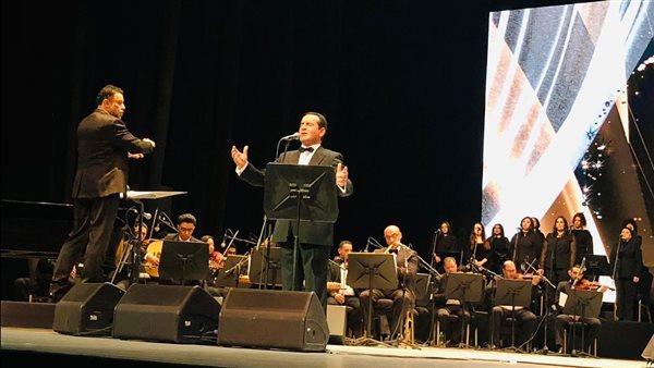 محمد ثروت يتألق خلال حفله في دار الأوبرا